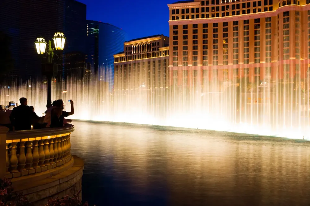 bellagio fountains at night
